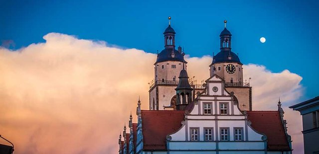 Türme der Stadtkirche bei Sonnenuntergang
