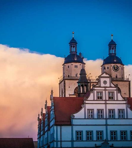 Türme der Stadtkirche bei Sonnenuntergang