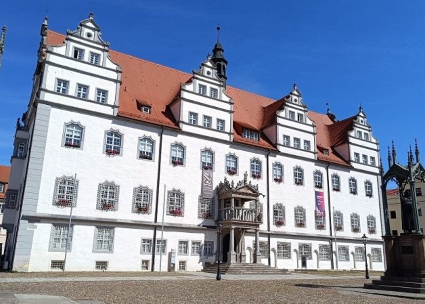 Rathaus vor blauem Himmel