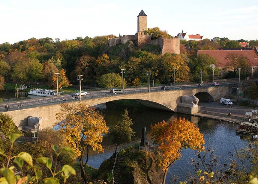 Blick auf die Burg Giebichenstein mi Brücke