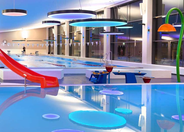 Schwimmhalle mit Rutsche