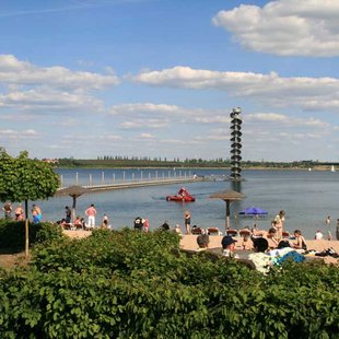 Badestrand mit Pegelturm am Goitzschesee
