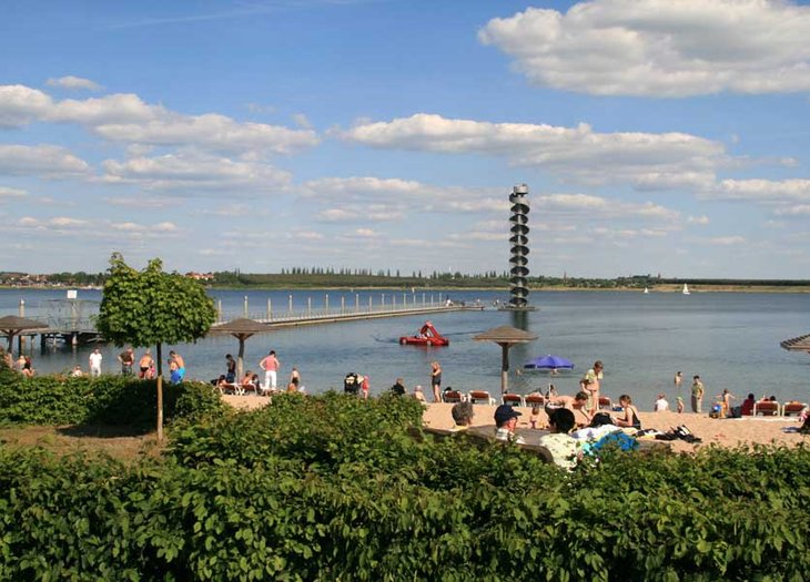 Badestrand mit Pegelturm am Goitzschesee