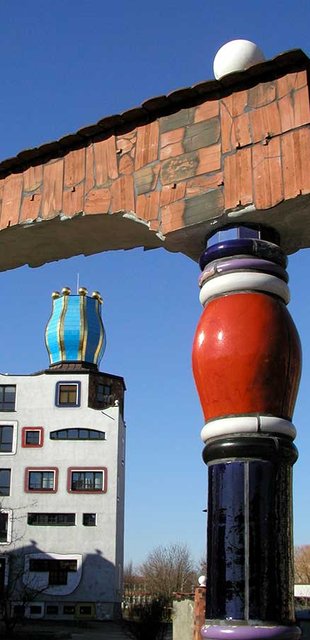 Detailansicht Hundertwasserschule mit Dach im Hintergrund