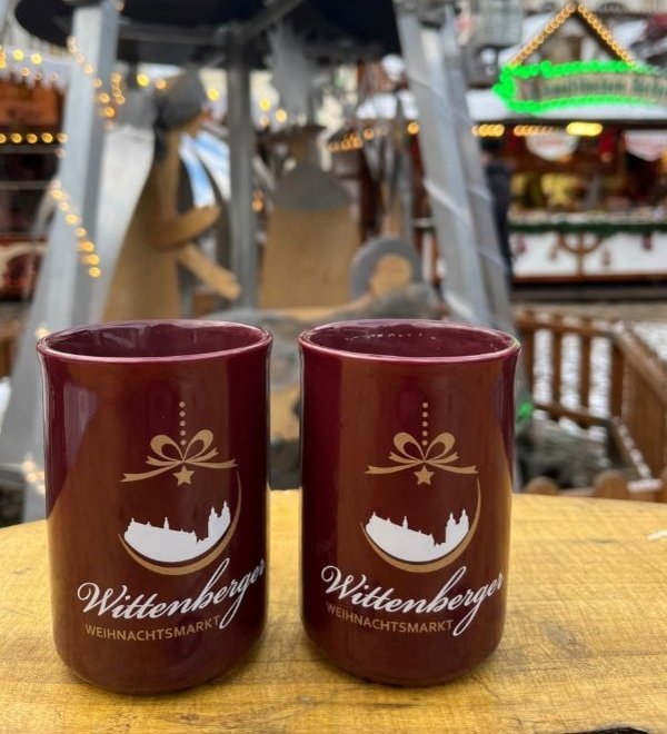 braune Glühweinbecher auf Tisch bei Weihnachtsmarkt in Lutherstadt Wittenberg