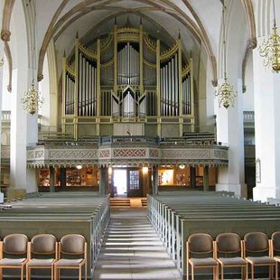 Innenraum der Stadtkirche mit Orgel