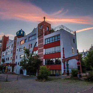 Hundertwasserschule in der Abenddämmerung
