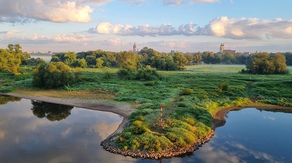 Blick auf die Elbwiesen bei Radtour entlang der Elbe in der Lutherstadt Wittenberg 